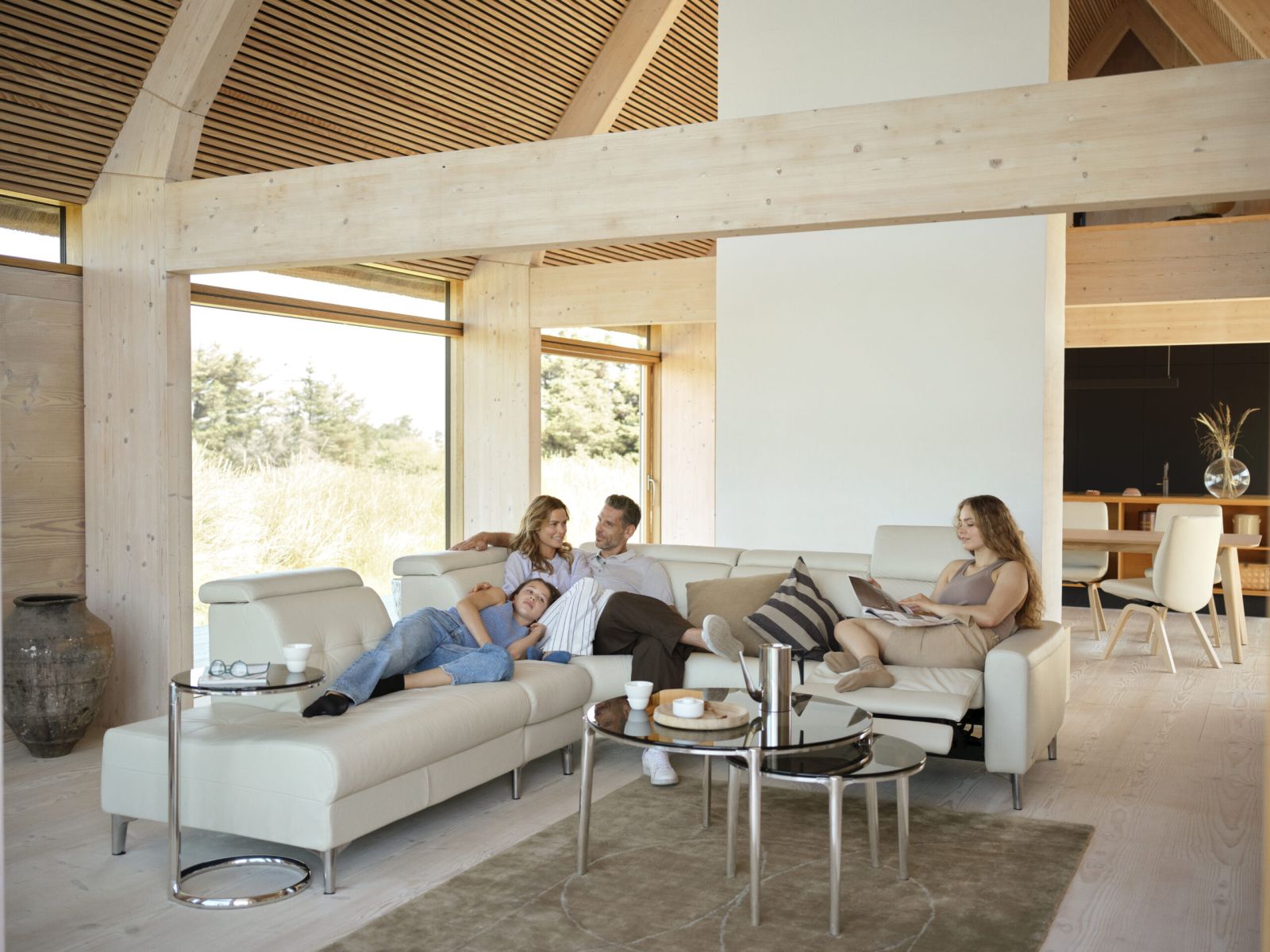 Stressless Anna Sofa. Familie sitzt auf der Couch